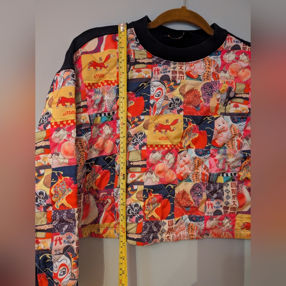 ElfSack Collectible graffic Cropped Sweatshirt Size S